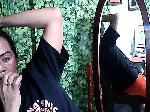 Snapshot of yummy_21xxx chatting on October 15, 2:08 pm yummy 21xxx online show from October 15, 2:08 pm