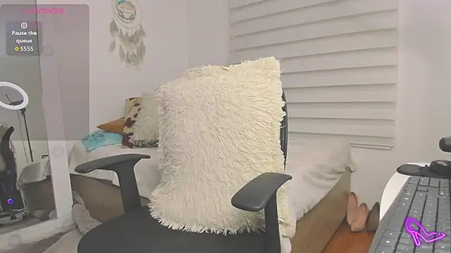 Snapshot of SharonVelvet chatting on October 17, 3:04 pm SharonVelvet online show from October 17, 3:04 pm