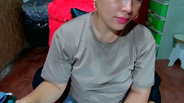 Snapshot of Ugly_Filipina chatting on October 31, 7:40 pm Ugly Filipina online show from October 31, 7:40 pm