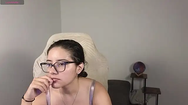 Snapshot of blue__moon_ chatting on October 26, 4:52 am blue moon online show from October 26, 4:52 am