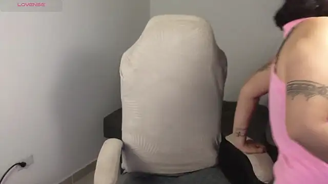 Snapshot of blue__moon_ chatting on October 23, 3:01 am blue moon online show from October 23, 3:01 am