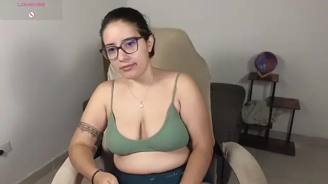 Snapshot of blue__moon_ chatting on October 25, 4:42 am blue moon online show from October 25, 4:42 am