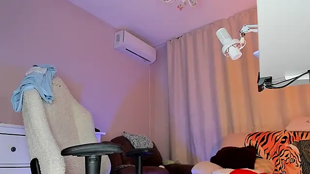 pink hell  online show from April 15, 7:58 pm