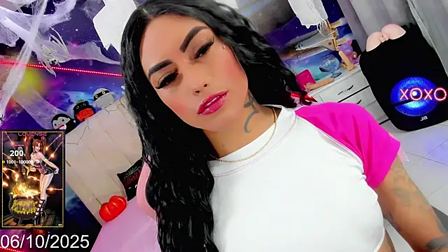 Snapshot of Nella_Dolls chatting on October 7, 1:43 am Nella Dolls online show from October 7, 1:43 am