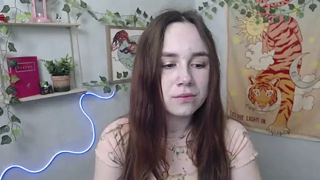 VeryVeryVeryShy  online show from April 18, 5:43 am