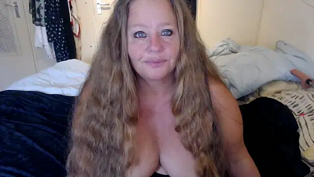 Snapshot of YvyJones chatting on October 7, 1:15 pm YvyJones online show from October 7, 1:15 pm
