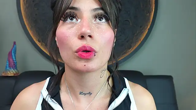 Snapshot of miss_sharlotte18 chatting on October 23, 6:14 pm miss sharlotte18 online show from October 23, 6:14 pm