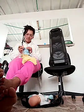 Snapshot of Bigassmommy_x chatting on October 3, 6:24 pm Bigassmommy x online show from October 3, 6:24 pm