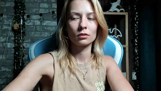 Snapshot of karo123421 chatting on September 16, 7:00 pm karo123421 online show from September 16, 7:00 pm