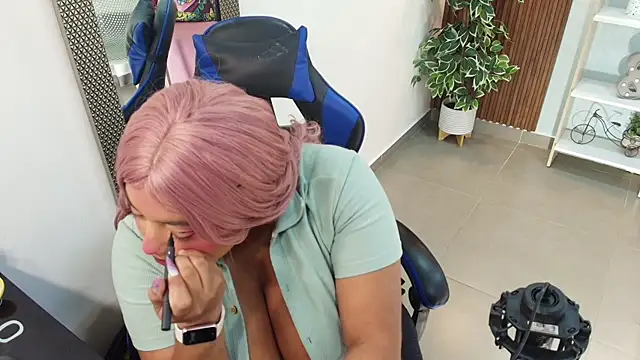 Snapshot of Kenya--Buhle chatting on October 10, 11:37 am Kenya--Buhle online show from October 10, 11:37 am