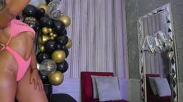 Snapshot of BriannaChelsea chatting on October 17, 1:25 pm BriannaChelsea online show from October 17, 1:25 pm