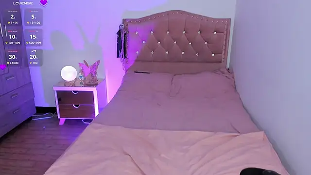 Snapshot of Lizzie_corner_v chatting on October 20, 3:48 pm Lizzie corner v online show from October 20, 3:48 pm