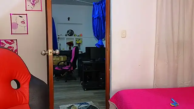 Snapshot of SexyLeilaa chatting on September 27, 2:52 am SexyLeilaa online show from September 27, 2:52 am