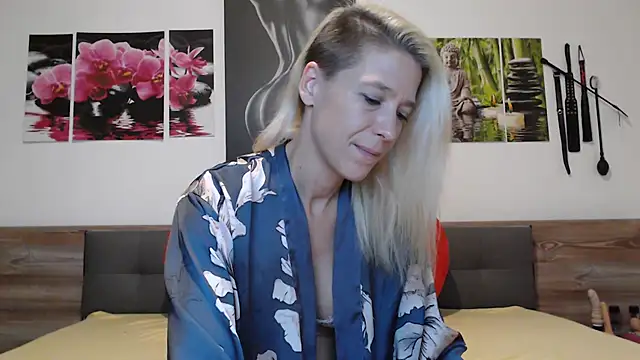 Snapshot of Naschkatze01 chatting on October 29, 7:49 pm Naschkatze01 online show from October 29, 7:49 pm