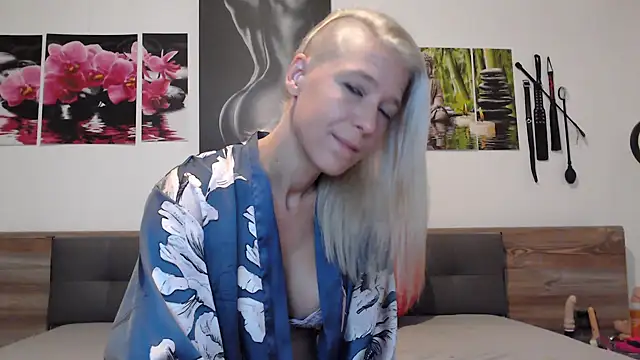 Snapshot of Naschkatze01 chatting on September 21, 5:39 am Naschkatze01 online show from September 21, 5:39 am