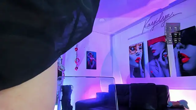 Snapshot of kayilyn chatting on October 21, 1:04 pm kayilyn online show from October 21, 1:04 pm