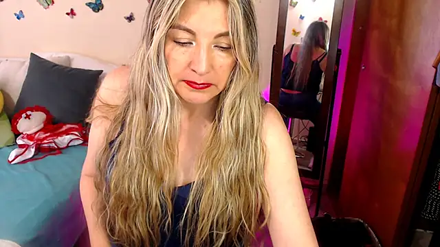 Snapshot of Jolie-Mature chatting on October 11, 8:33 pm Jolie-Mature online show from October 11, 8:33 pm