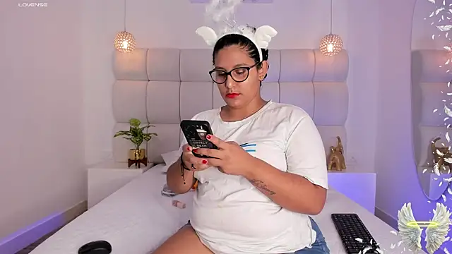 DanielleEvans  online show from November 29, 11:47 am