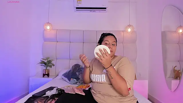 DanielleEvans  online show from November 16, 11:43 am