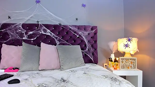 Snapshot of MauraGray chatting on October 29, 8:44 pm MauraGray online show from October 29, 8:44 pm