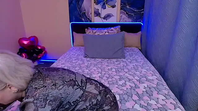 Snapshot of BlondPearl chatting on October 10, 10:25 pm BlondPearl online show from October 10, 10:25 pm