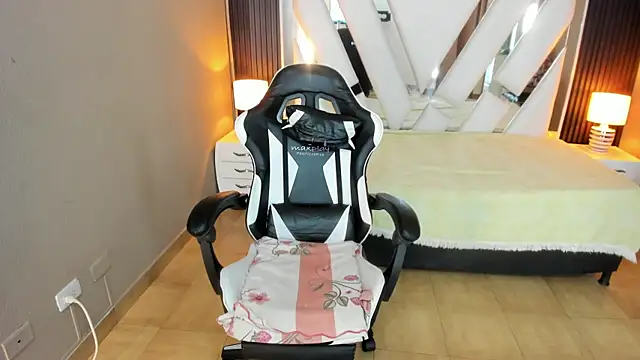 Linda4Petite online show from April 19, 6:10 pm