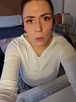 Ellie-L-Elizabeth online show from November 23, 4:52 pm