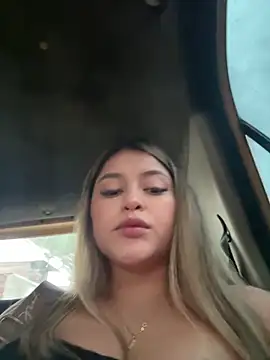 Snapshot of lunablossom_ chatting on September 18, 10:30 pm lunablossom  online show from September 18, 10:30 pm