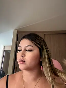 lunablossom  online show from December 3, 9:28 pm