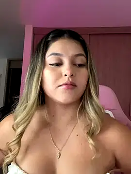 Snapshot of lunablossom_ chatting on October 22, 10:37 pm lunablossom  online show from October 22, 10:37 pm