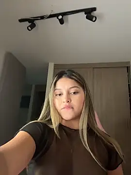 lunablossom  online show from March 31, 3:17 am