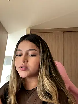 lunablossom  online show from December 14, 9:42 pm