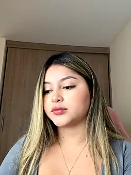 Snapshot of lunablossom_ chatting on October 10, 7:41 pm lunablossom  online show from October 10, 7:41 pm