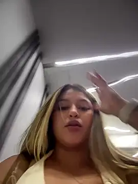 Snapshot of lunablossom_ chatting on September 29, 1:22 am lunablossom  online show from September 29, 1:22 am