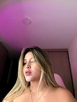 Snapshot of lunablossom_ chatting on October 24, 10:50 pm lunablossom  online show from October 24, 10:50 pm