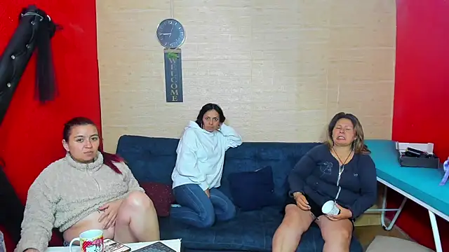 Snapshot of lesbiancuple chatting on October 17, 1:42 am lesbiancuple online show from October 17, 1:42 am