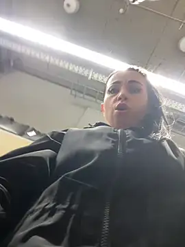 Snapshot of CrazzyChicks chatting on October 25, 8:11 am CrazzyChicks online show from October 25, 8:11 am