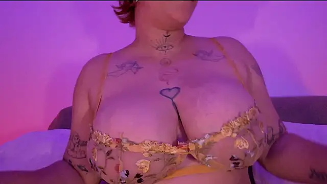 Snapshot of Lilmuh_ chatting on October 15, 12:24 am Lilmuh online show from October 15, 12:24 am