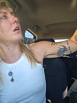 Snapshot of SheIsSomething chatting on October 22, 10:04 pm SheIsSomething online show from October 22, 10:04 pm