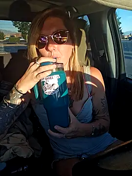 Snapshot of SheIsSomething chatting on September 26, 12:19 am SheIsSomething online show from September 26, 12:19 am