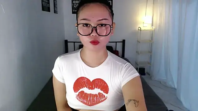 Snapshot of Vivorey_Leighn chatting on July 7, 3:37 pm Vivorey Leighn online show from July 7, 3:37 pm