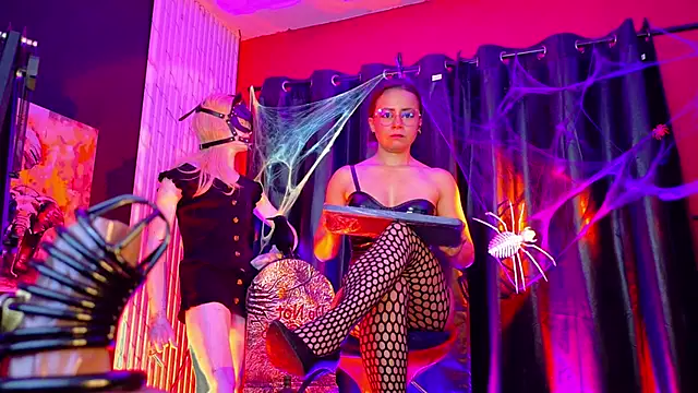 Snapshot of MistressSlut1 chatting on October 24, 11:28 am MistressSlut1 online show from October 24, 11:28 am