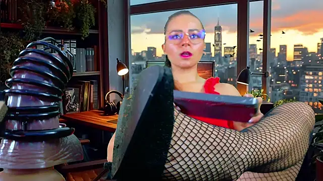 Snapshot of MistressSlut1 chatting on October 20, 11:24 am MistressSlut1 online show from October 20, 11:24 am