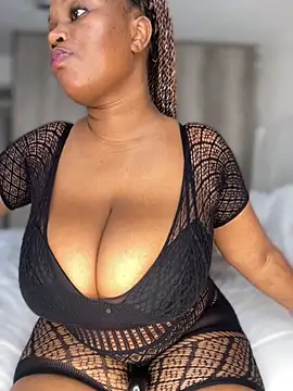 Snapshot of Hyra_Ari chatting on October 5, 5:56 am Hyra Ari online show from October 5, 5:56 am