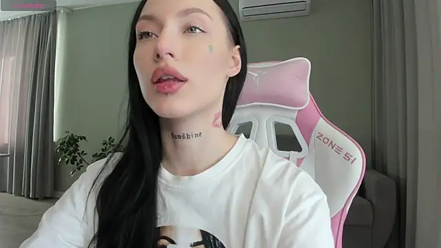 JenniferQueen11 online show from October 16, 6:38 am