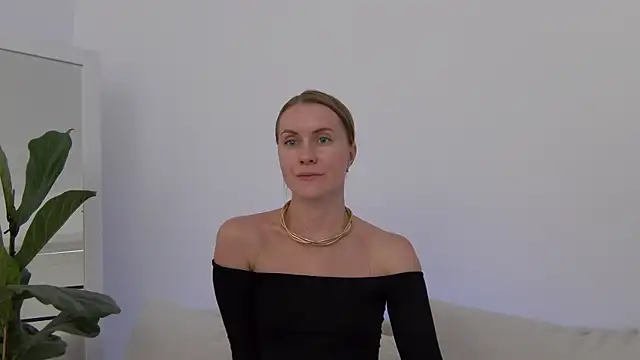 Snapshot of Fallinlove1 chatting on October 6, 11:16 am Fallinlove1 online show from October 6, 11:16 am