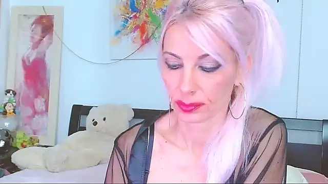 Snapshot of HoneyLara chatting on October 13, 2:25 am HoneyLara online show from October 13, 2:25 am