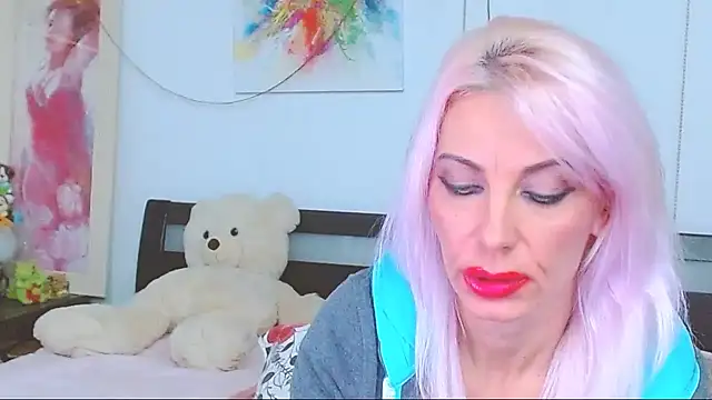 Snapshot of HoneyLara chatting on October 10, 1:43 am HoneyLara online show from October 10, 1:43 am