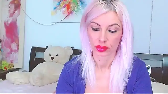 Snapshot of HoneyLara chatting on October 31, 2:13 am HoneyLara online show from October 31, 2:13 am