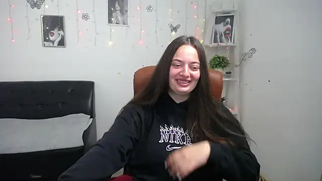 Snapshot of MilanaPrice chatting on October 5, 5:12 am MilanaPrice online show from October 5, 5:12 am